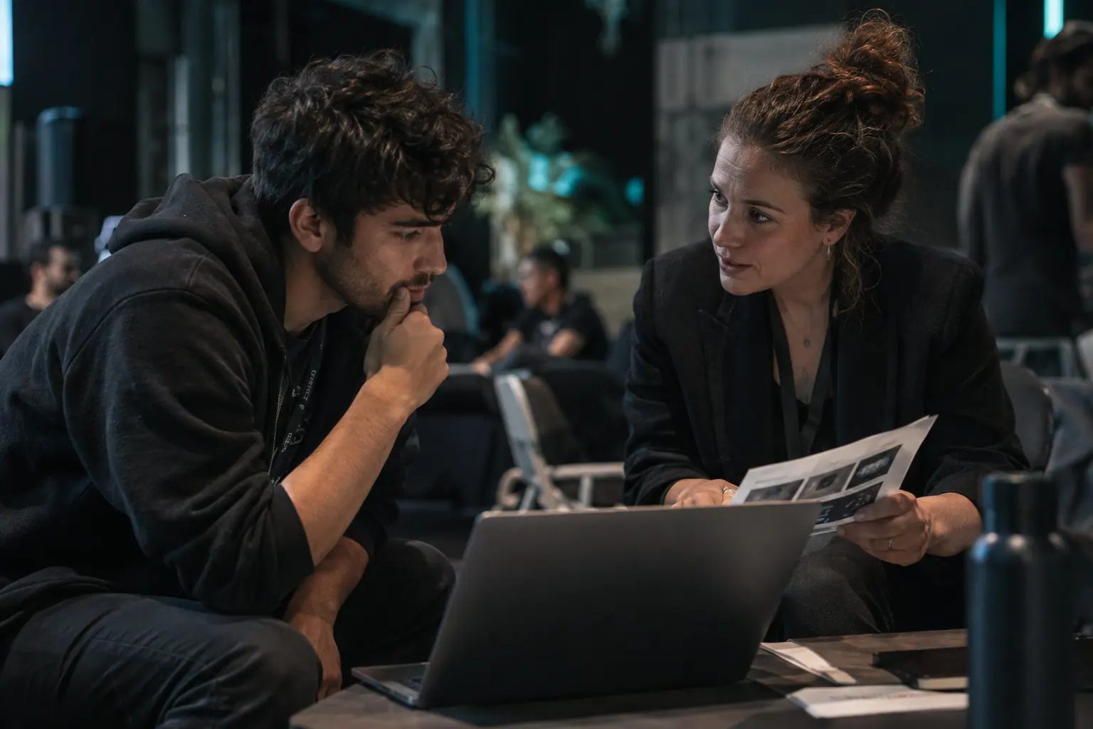 Dos personas conversando sobre un proyecto técnico